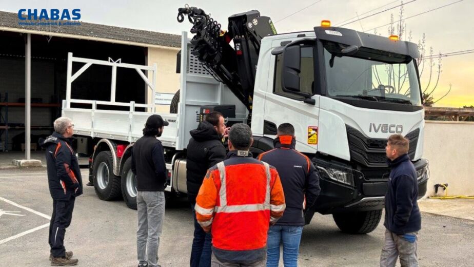 Livrason d'un IVECO T-WAY 6x6, porteur tout terrain équipé d’une grue HIAB X-HiPro 302