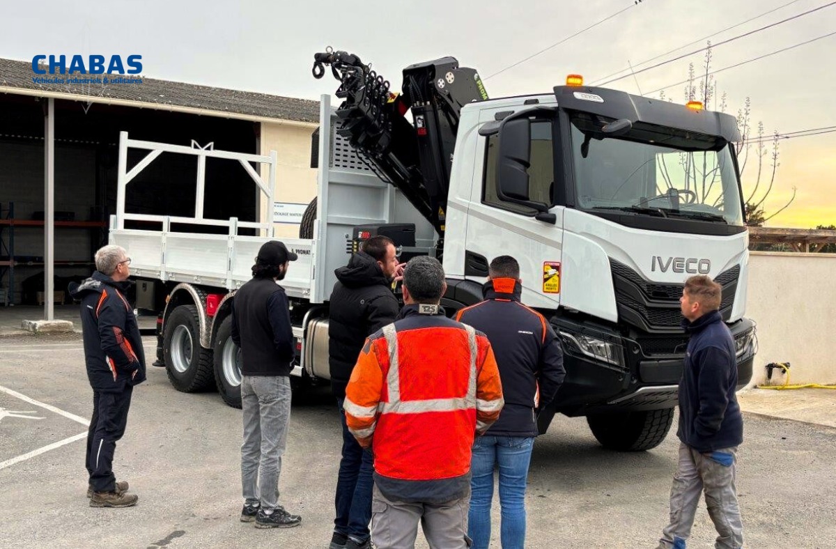 Livrason d'un IVECO T-WAY 6x6, porteur tout terrain équipé d’une grue HIAB X-HiPro 302